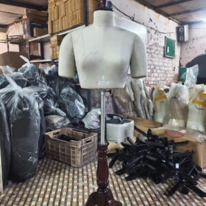 Half leg dummy with round flat plate, wooden hand & face